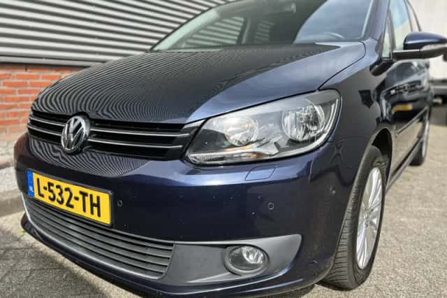 Volkswagen Touran (2015) thumbnail 2