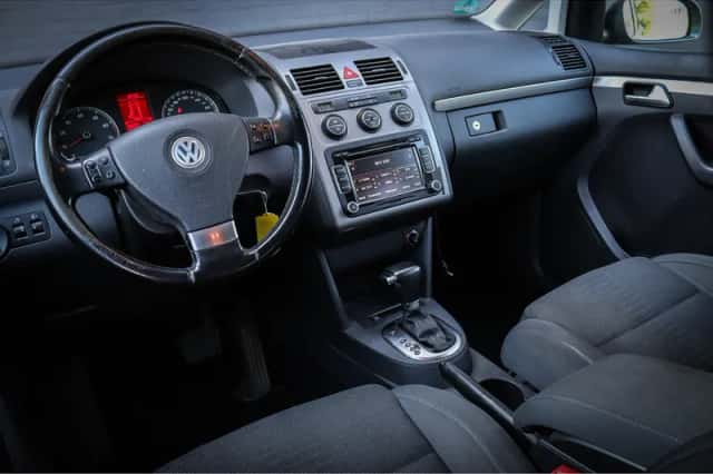 Volkswagen Touran (2009) thumbnail 3