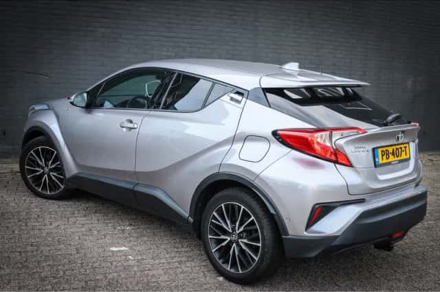Toyota C-HR (2017) thumbnail 2