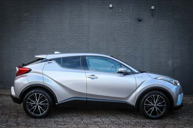 Toyota C-HR (2017) thumbnail 2