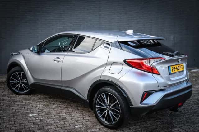Toyota C-HR (2017) thumbnail 3