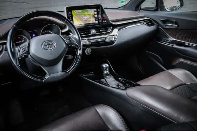 Toyota C-HR (2017) thumbnail 3