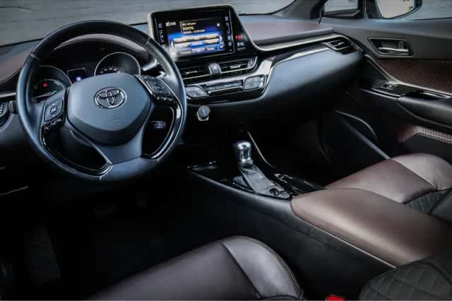 Toyota C-HR (2017) thumbnail 4