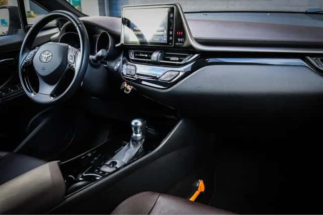 Toyota C-HR (2017) thumbnail 6