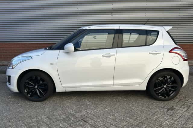 Suzuki Swift (2016) thumbnail 2