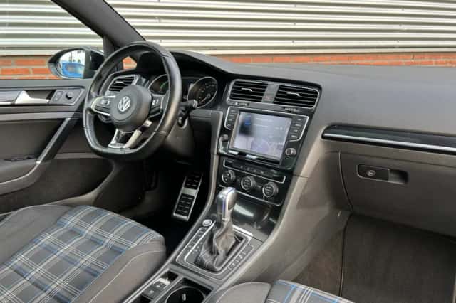 Volkswagen Golf (2015) thumbnail 5