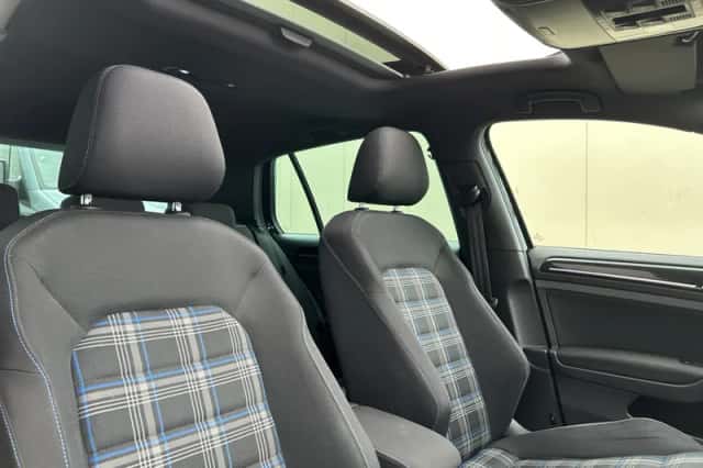 Volkswagen Golf (2015) thumbnail 6