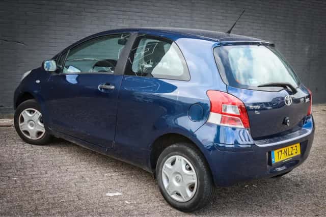 Toyota Yaris (2010) thumbnail 2