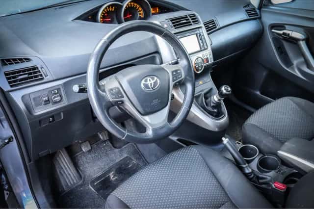 Toyota Verso (2010) thumbnail 3