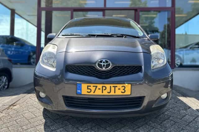 Toyota Yaris (2011) thumbnail 2