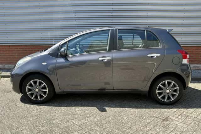 Toyota Yaris (2011) thumbnail 3