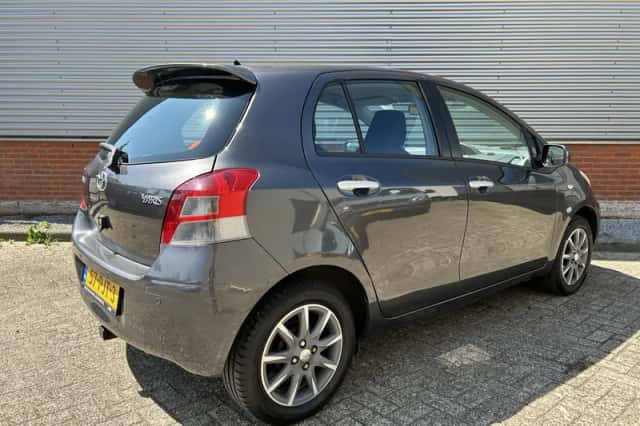Toyota Yaris (2011) thumbnail 4