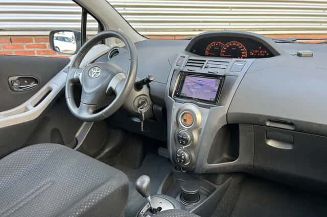 Toyota Yaris (2011) thumbnail 5