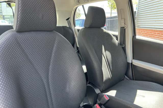 Toyota Yaris (2011) thumbnail 6