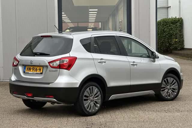 Suzuki S-Cross (2015) thumbnail 2