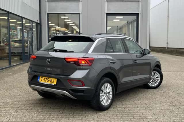 Volkswagen T-Roc (2023) thumbnail 2