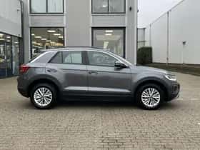 Volkswagen T-Roc (2023) thumbnail 3
