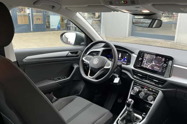Volkswagen T-Roc (2023) thumbnail 4