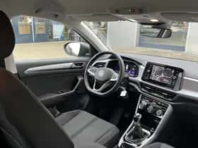 Volkswagen T-Roc (2023) thumbnail 4