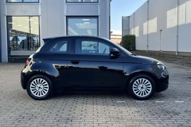 Fiat 500 (2023) thumbnail 3