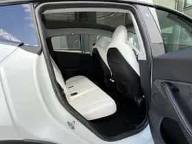 Tesla Model Y (2023) thumbnail 26