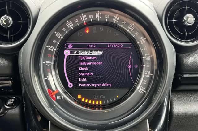 MINI Countryman (2016) thumbnail 73