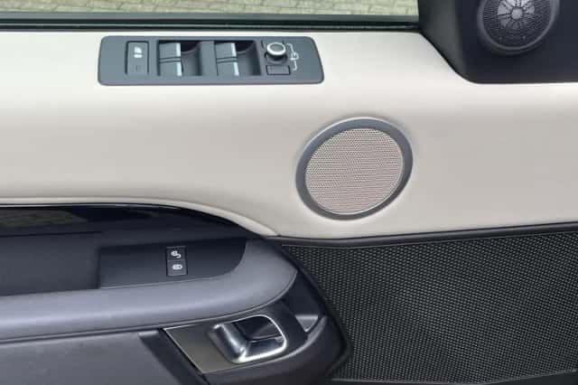 Land Rover Discovery (2019) thumbnail 16