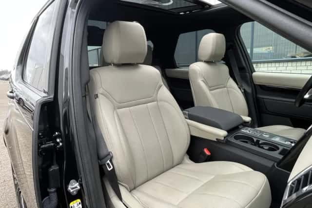 Land Rover Discovery (2019) thumbnail 29