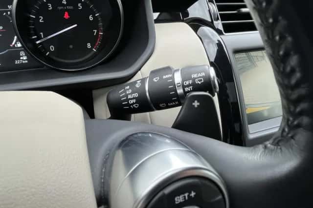Land Rover Discovery (2019) thumbnail 39