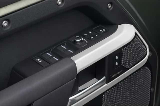 Land Rover Defender (2022) thumbnail 12
