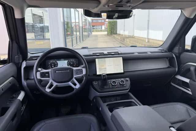 Land Rover Defender (2022) thumbnail 3