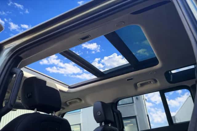 Land Rover Defender (2022) thumbnail 23