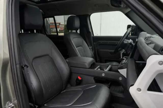 Land Rover Defender (2022) thumbnail 24