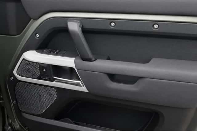 Land Rover Defender (2022) thumbnail 25