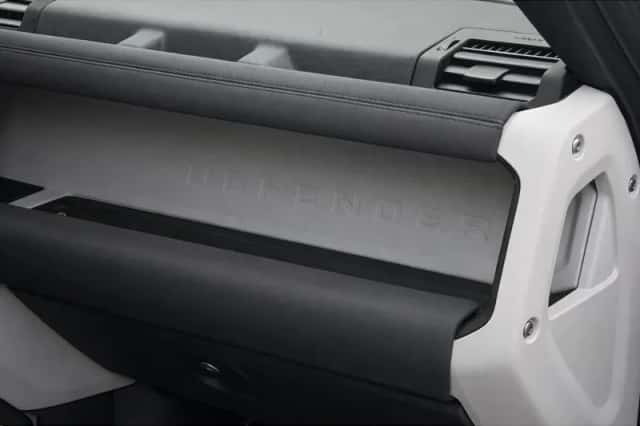 Land Rover Defender (2022) thumbnail 26