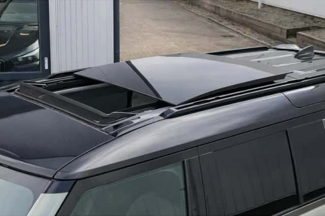 Land Rover Defender (2022) thumbnail 28