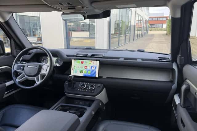 Land Rover Defender (2022) thumbnail 31