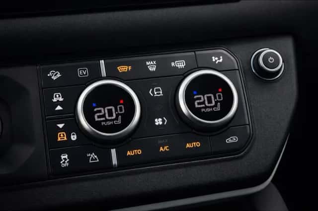 Land Rover Defender (2022) thumbnail 32
