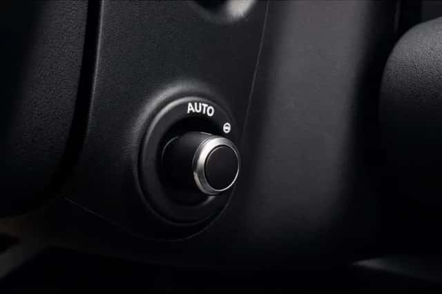 Land Rover Defender (2022) thumbnail 5
