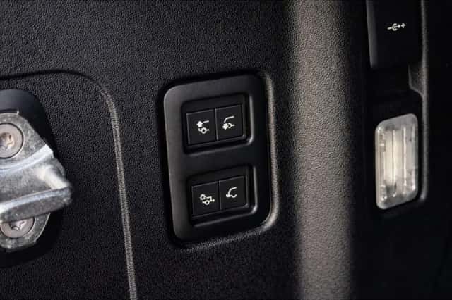 Land Rover Defender (2022) thumbnail 43