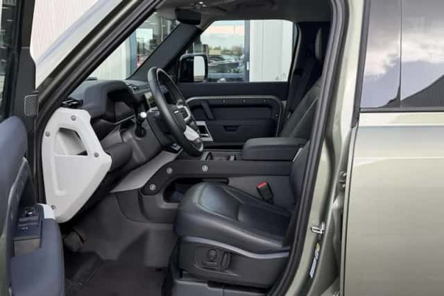 Land Rover Defender (2022) thumbnail 53