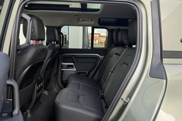 Land Rover Defender (2022) thumbnail 54