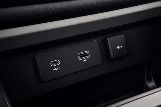 Land Rover Defender (2022) thumbnail 60
