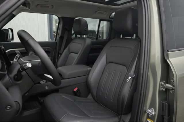 Land Rover Defender (2022) thumbnail 9