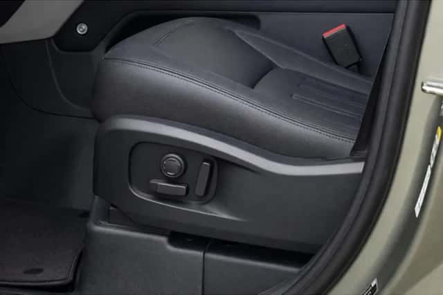 Land Rover Defender (2022) thumbnail 10