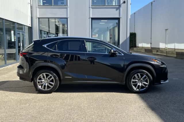Lexus NX (2015) thumbnail 3