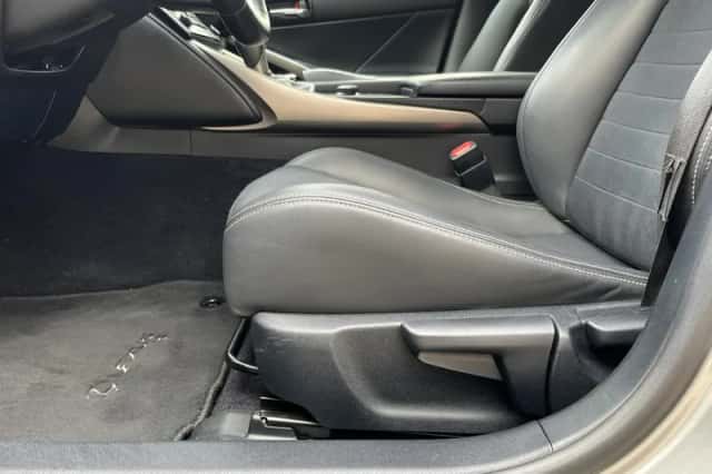 Lexus IS (2014) thumbnail 15