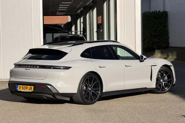 Porsche Taycan (2024) thumbnail 2