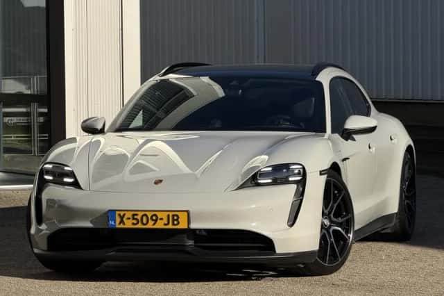 Porsche Taycan (2024) thumbnail 3