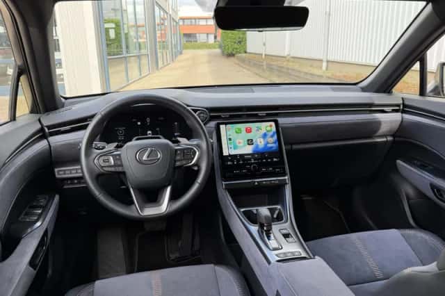 Lexus LBX (2024) thumbnail 3